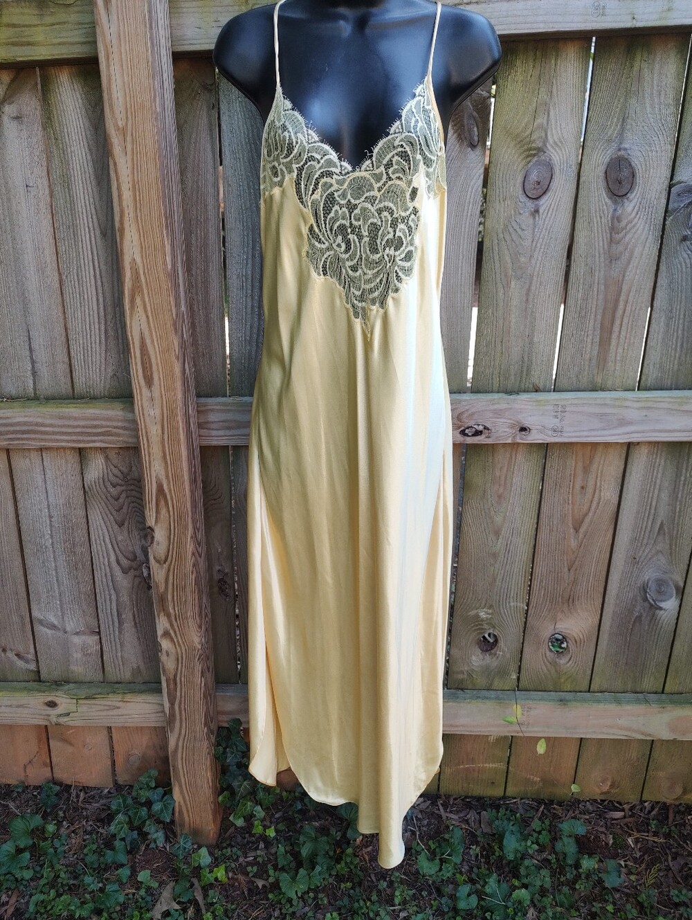 🏵️ Natori VTG Yellow Silky Sexy Satin Lace Open Back Night Gown